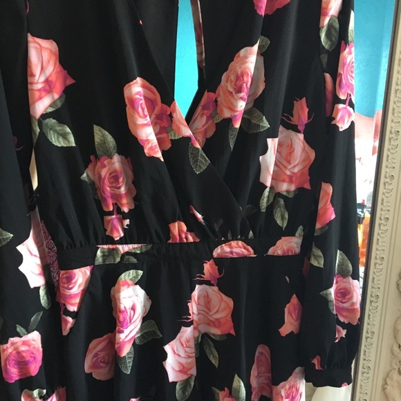 Gorgeous low cut floral Romper Size Small - Picture 4 of 5